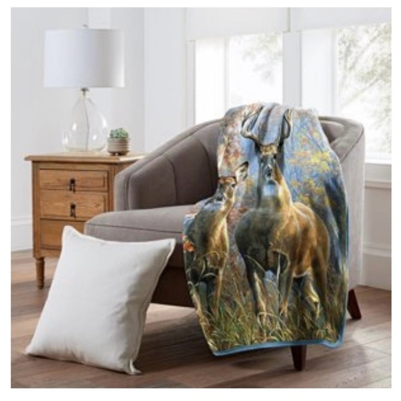 2 Deer Everwild Plush Throw Blanket. - Picture 6 of 7